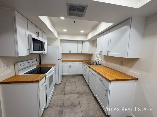 4554 E Paradise Village Pkwy N in Phoenix, AZ - Building Photo - Building Photo