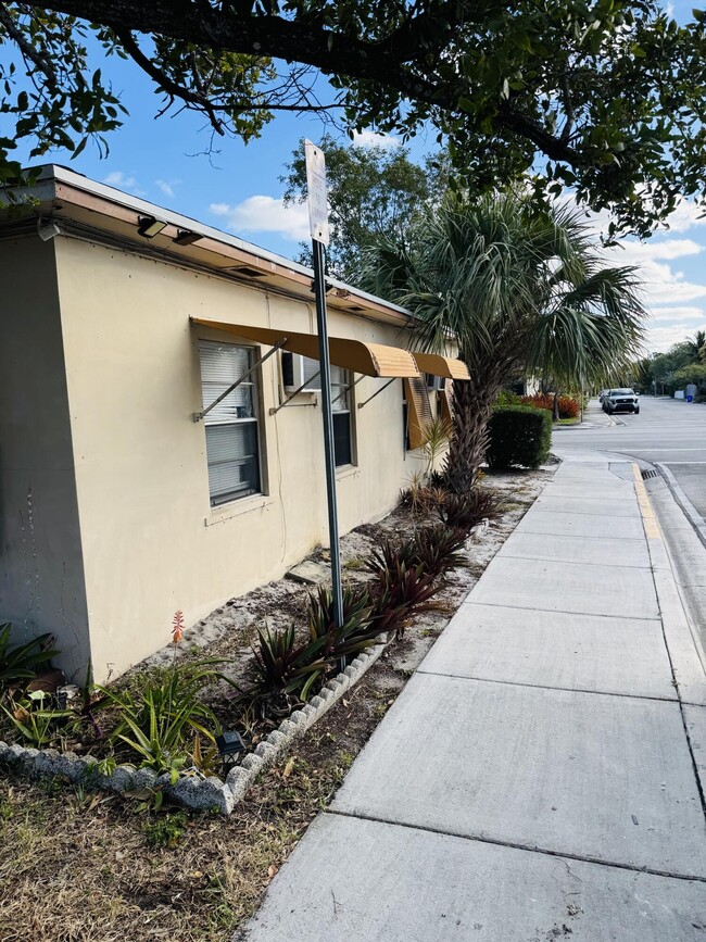 1101 N Federal Hwy in Lake Worth, FL - Building Photo - Building Photo