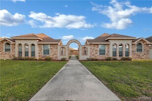 15 West Dr in Edinburg, TX - Building Photo