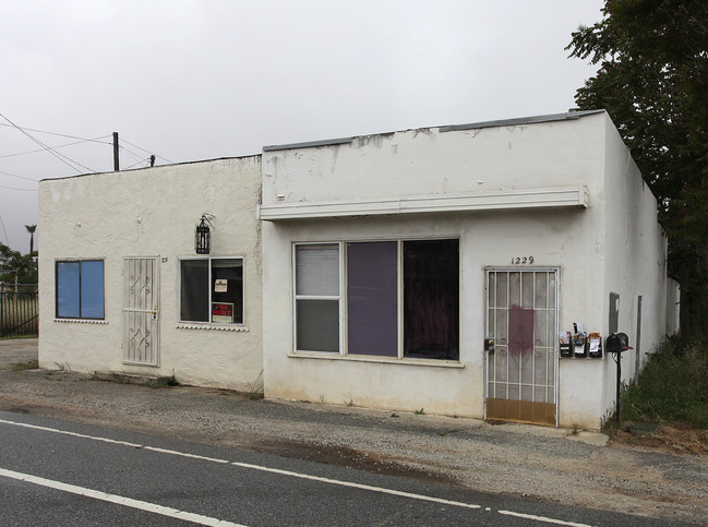 1229-1231 E 6th St in Beaumont, CA - Foto de edificio - Building Photo