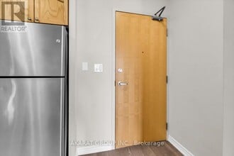 3865 Lake Shore Blvd W in Toronto, ON - Building Photo - Building Photo