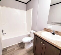 7028 Bayview Dr in Ira, MI - Foto de edificio - Building Photo