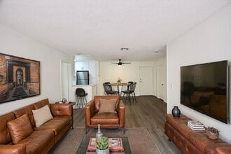 7032 Remmet Ave in Los Angeles, CA - Building Photo - Building Photo