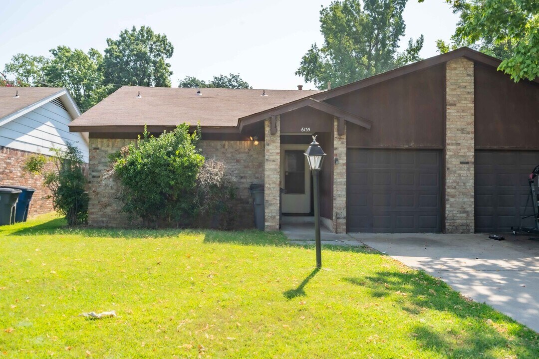 6135 S Troost Ave-Unit -6135 in Tulsa, OK - Foto de edificio