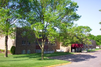 Oak Park Heights Apartments in Stillwater, MN - Foto de edificio - Building Photo