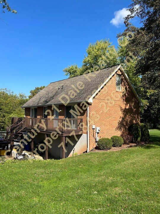 4786 Lewisberry Rd in Dover, PA - Building Photo