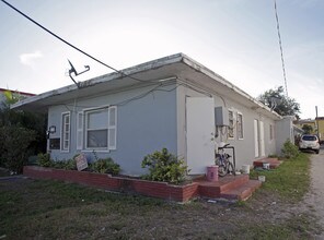 1440 SW 4th St in Miami, FL - Foto de edificio - Building Photo