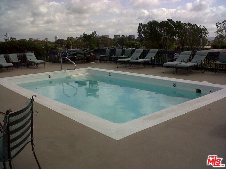 11730 W Sunset Blvd in Los Angeles, CA - Building Photo