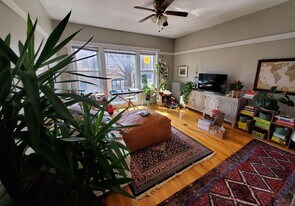 2068 W Hutchinson St in Chicago, IL - Building Photo