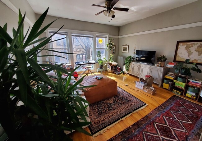 2068 W Hutchinson St