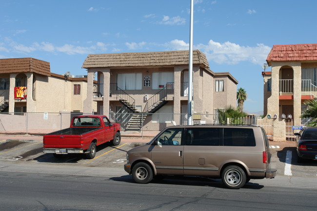 East Vegas Trt. in North Las Vegas, NV - Foto de edificio - Building Photo