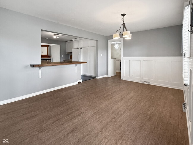 5325 W Smith Valley Rd in Greenwood, IN - Building Photo - Building Photo