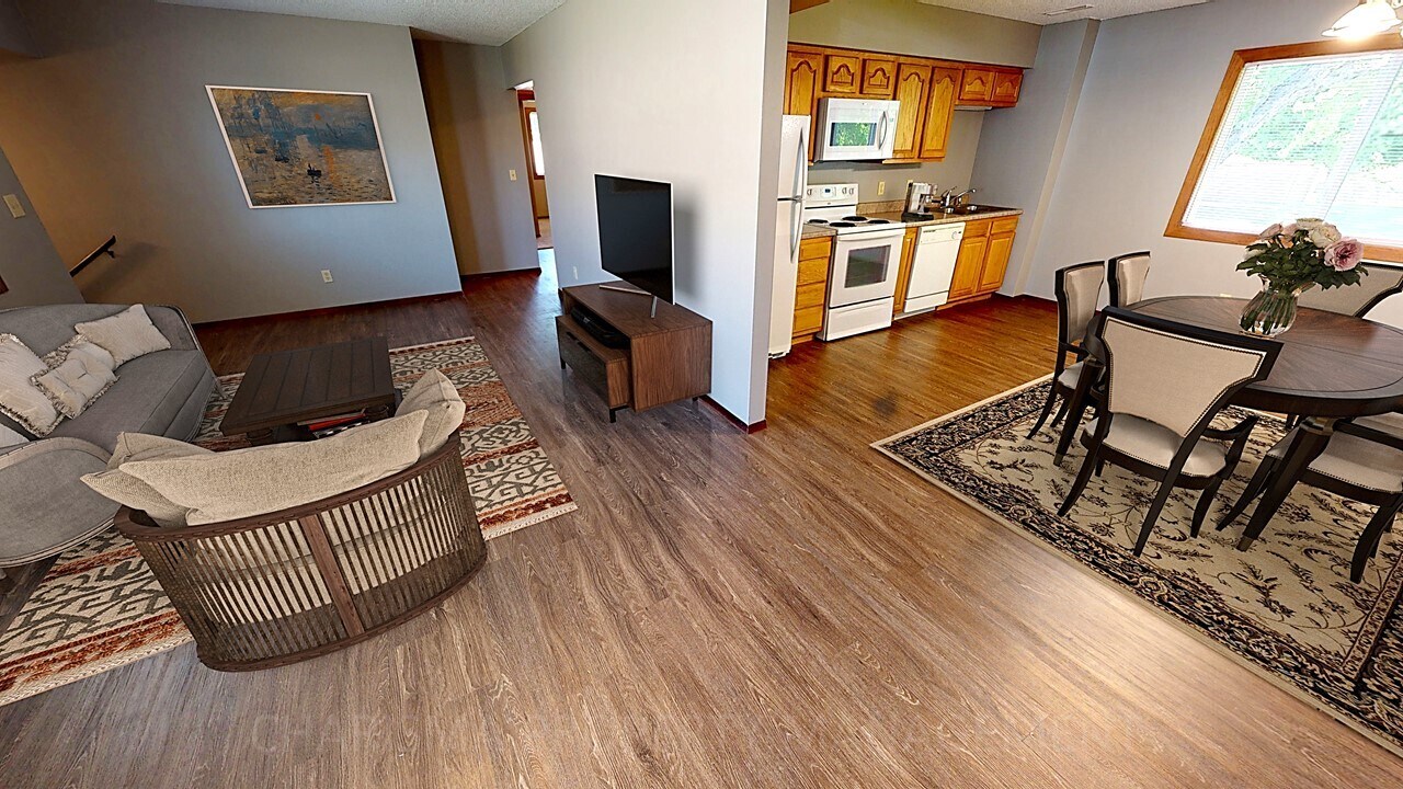 1504 E Cedar St in Brandon, SD - Building Photo