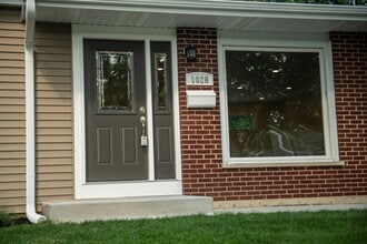 1028 Valley Stream Dr in Wheeling, IL - Building Photo - Building Photo