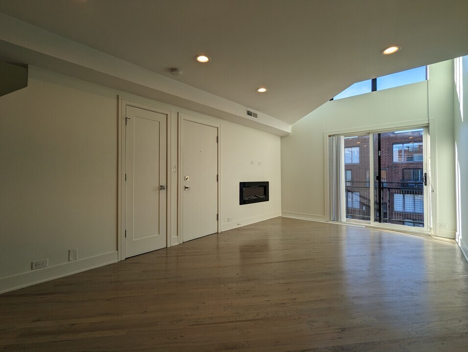 939 W Grace St, Unit 954A-202 in Chicago, IL - Foto de edificio