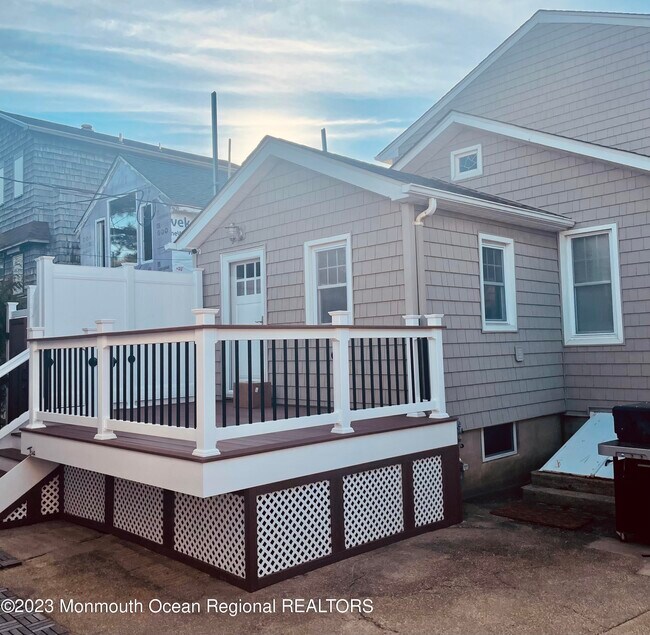 4 Riverview Pl in Sea Bright, NJ - Building Photo - Building Photo