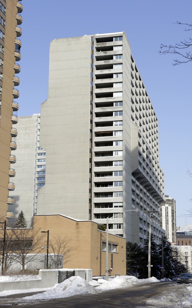 Queen Elizabeth Towers B in Ottawa, ON - Building Photo - Building Photo