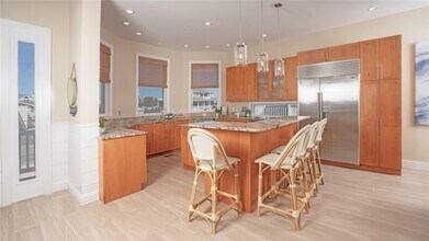 825 Dune Rd in Westhampton Beach, NY - Building Photo - Building Photo