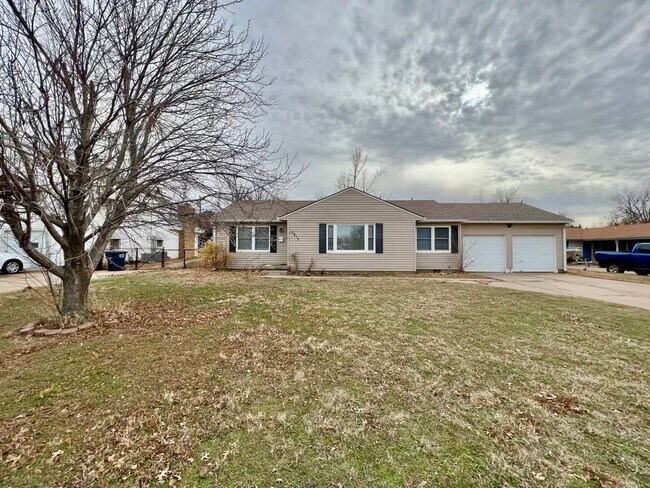 property at 2813 W Maine St