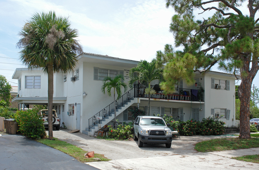 Montgomery Arms Courtyard in Deerfield Beach, FL - Building Photo