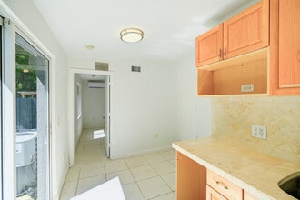 1556 NE 135th St, Unit 2 in North Miami, FL - Foto de edificio - Building Photo