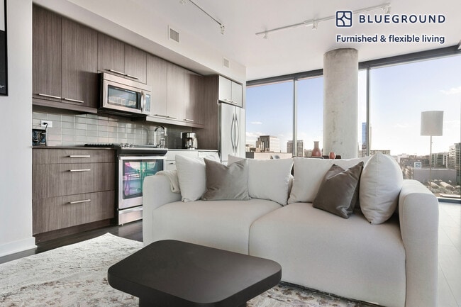 730 W Couch Pl in Chicago, IL - Building Photo - Building Photo