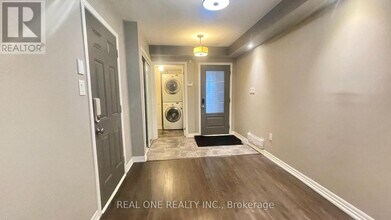 295 Ellen Davidson Dr in Oakville, ON - Building Photo - Building Photo