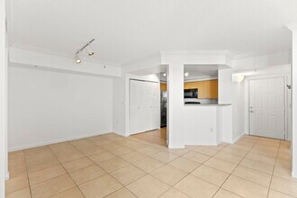 1919 Van Buren St, Unit 418 in Hollywood, FL - Building Photo - Building Photo