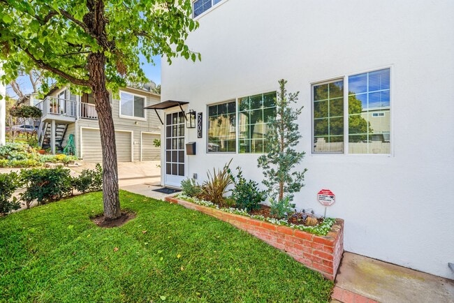 520 Poinsettia Ave in Newport Beach, CA - Building Photo - Building Photo