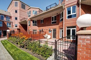 400-4400 Eau Claire Ave SW in Calgary, AB - Building Photo