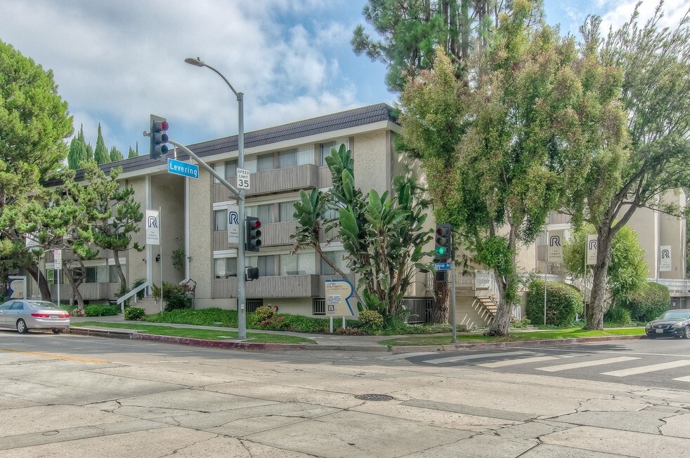 Westwood Park Apartments in Los Angeles, CA - Foto de edificio