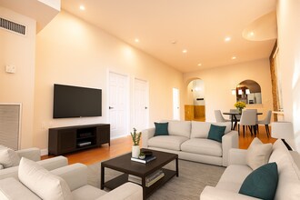 100 Captains Row, Unit 3 in Chelsea, MA - Foto de edificio - Building Photo