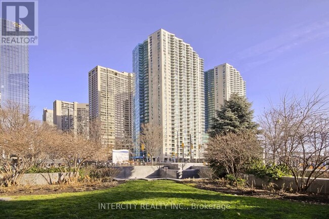 77-477 Harbour Square in Toronto, ON - Building Photo - Building Photo