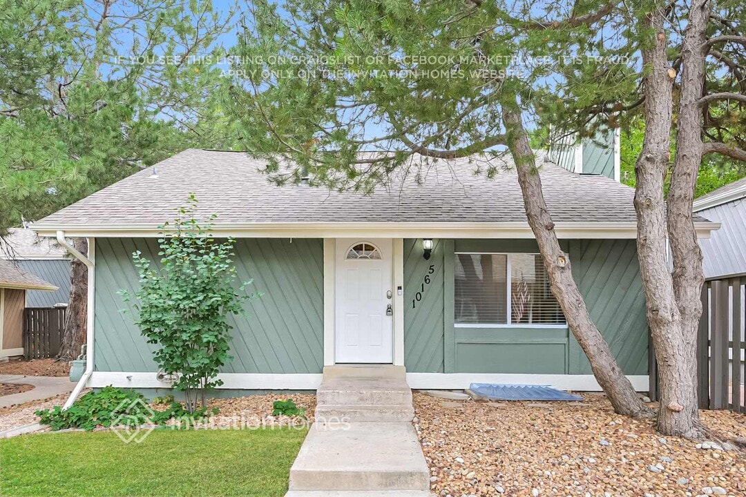 10165 E Peakview Ave in Englewood, CO - Building Photo