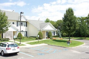 205 Centre Ct in Medford, NY - Building Photo