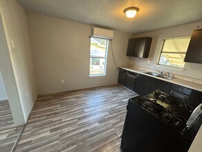 214 S San Dario Ave in San Antonio, TX - Building Photo - Building Photo