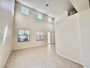 4383 Laurel Ridge Cir in Weston, FL - Building Photo - Building Photo