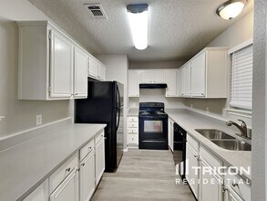404 Moss Hill Dr in Arlington, TX - Building Photo - Building Photo