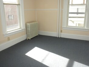 68 Pine St, Unit 1 in Lewiston, ME - Building Photo - Building Photo