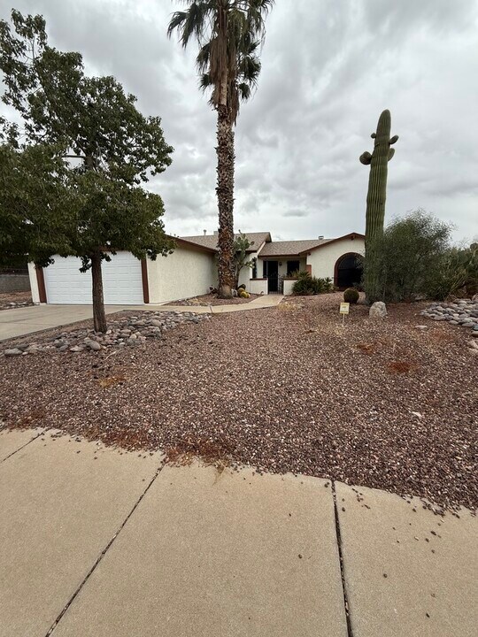 6850 N De Chelly Loop in Tucson, AZ - Building Photo
