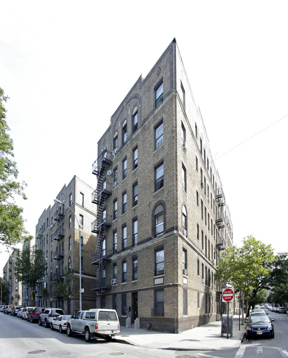 Mosholu Plaza East in Bronx, NY - Building Photo