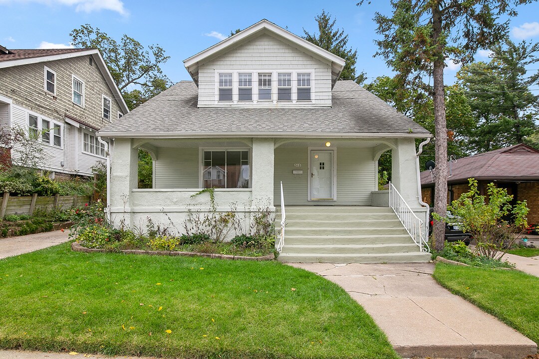 516 Diamond Ave NE in Grand Rapids, MI - Building Photo