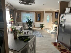 1300 Wilson Point Rd in Middle River, MD - Foto de edificio - Building Photo