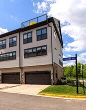 12544 Ovation Dr in Fairfax, VA - Foto de edificio - Building Photo