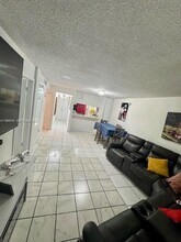 19805 SW 114th Ave in Miami, FL - Foto de edificio - Building Photo