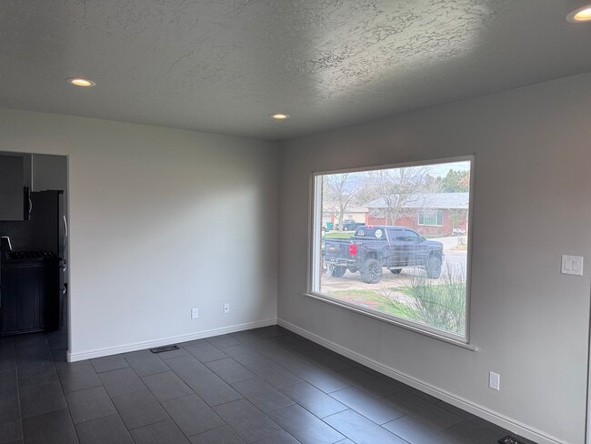 3879 S 2050 W in Roy, UT - Foto de edificio - Building Photo