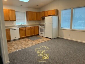 838 SE Oar Ave in Lincoln City, OR - Building Photo - Building Photo