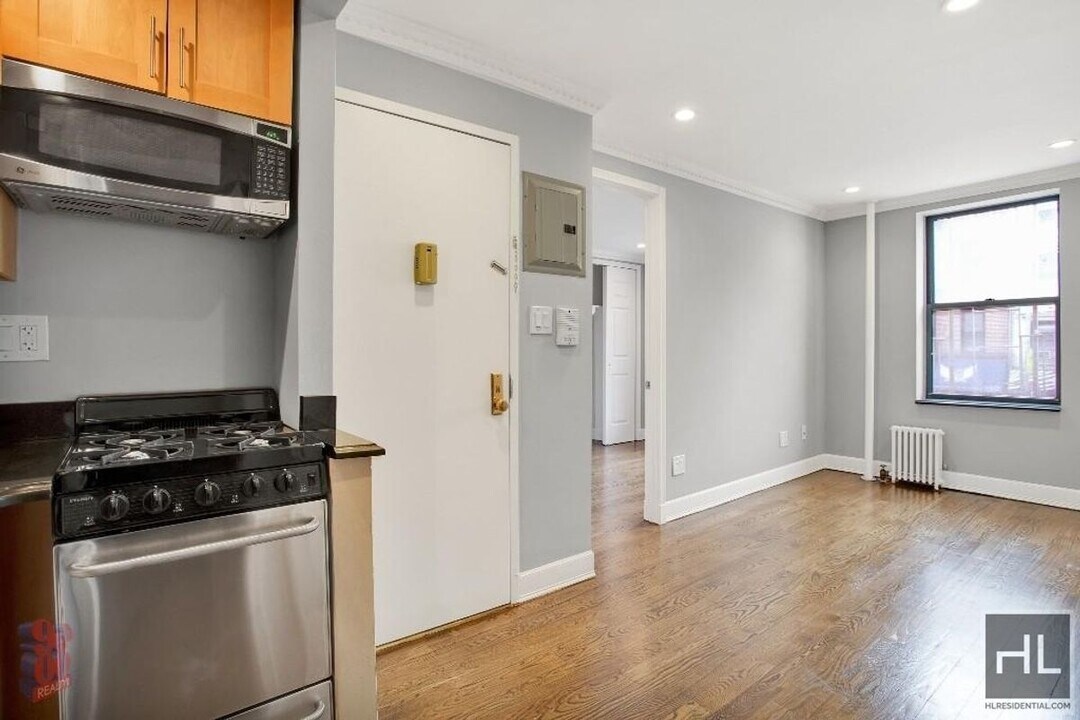 Avenue A in New York, NY - Building Photo
