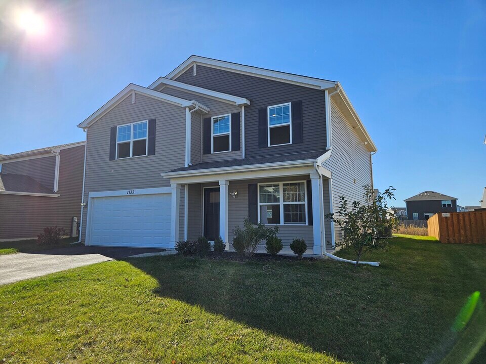 1735 Bayberry Ln in Pingree Grove, IL - Building Photo