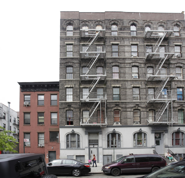 305 E 109th St in New York, NY - Building Photo - Building Photo